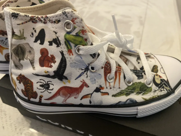 Sepatu dengan gambar hewan-hewan liar seperti singa dan zebra